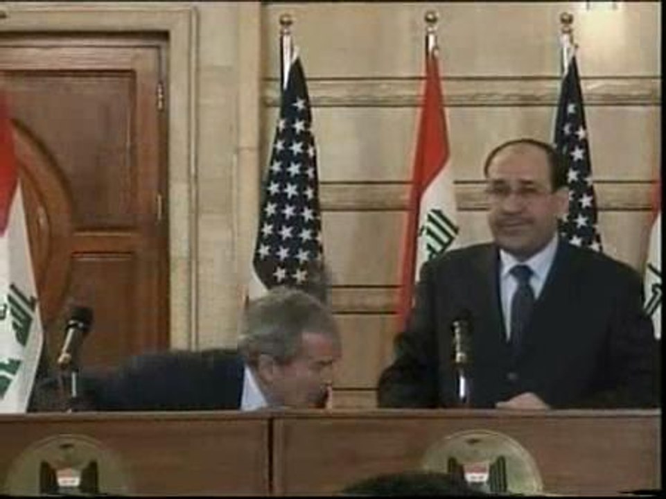 Un periodista arroja sus zapatos contra Bush