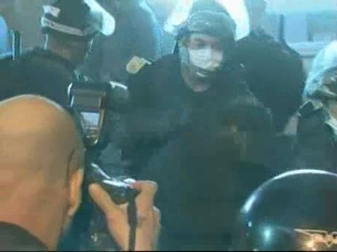 Fuerzas de seguridad israelíes evacuan a colonos judíos de una casa en Hebrón