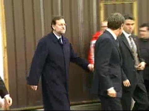Zapatero y Rajoy abandonan juntos la capilla ardiente de Uría