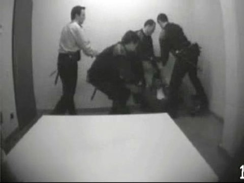 Seis años de cárcel para tres 'mossos' por torturar