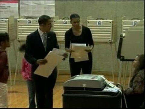 Obama vota en su colegio electoral de Chicago