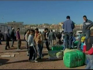 Tải video: Una mujer marroquí muere aplastada cuando trataba de cruzar la frontera hacia Melilla