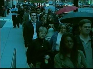 Colas en EEUU para lograr un periódico con Obama