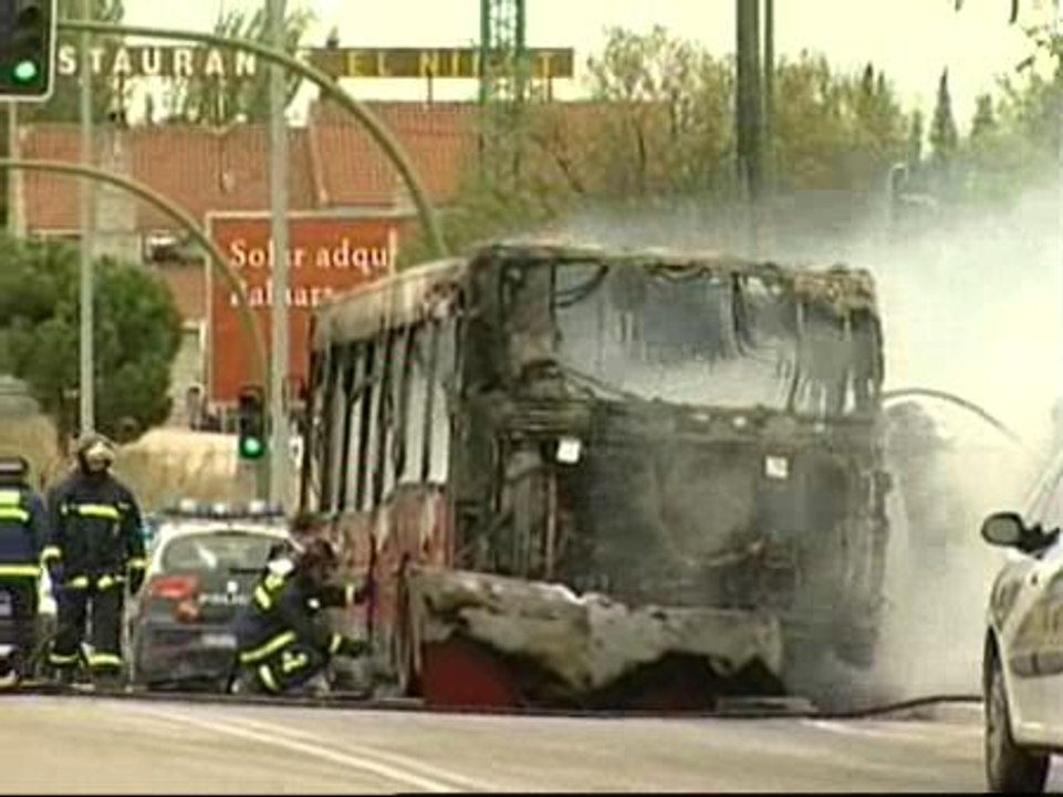 Se incendia un autobús en Madrid con tres pasajeros y el conductor dentro