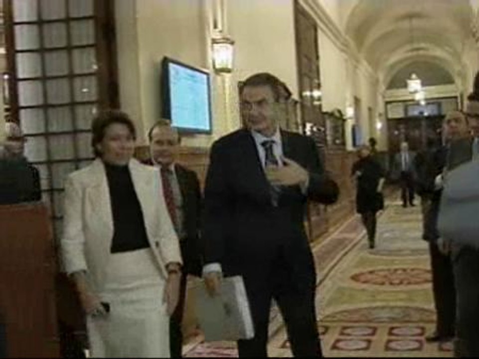 Zapatero "muy satisfecho" por el apoyo a sus planes de ayuda a la banca