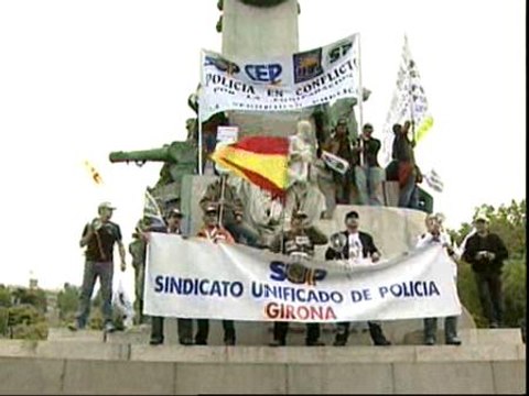 Multitudinaria manifestación de policías y guardias civiles reclamando subidas salariales