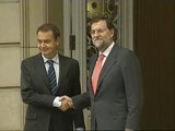 Zapatero recibe a Rajoy en la Moncloa con el objetivo de conseguir su apoyo
