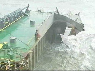 Siguen los trabajos para remolcar el carguero "Fedra"