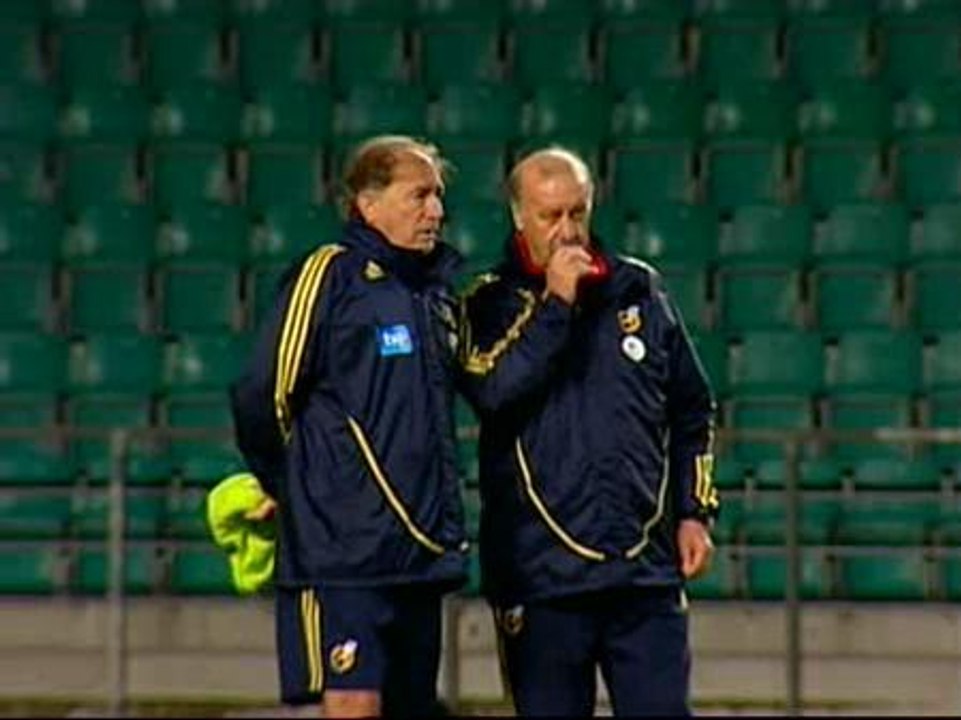 Centenares de aficionados presencian el entrenamiento de la selección en Estonia