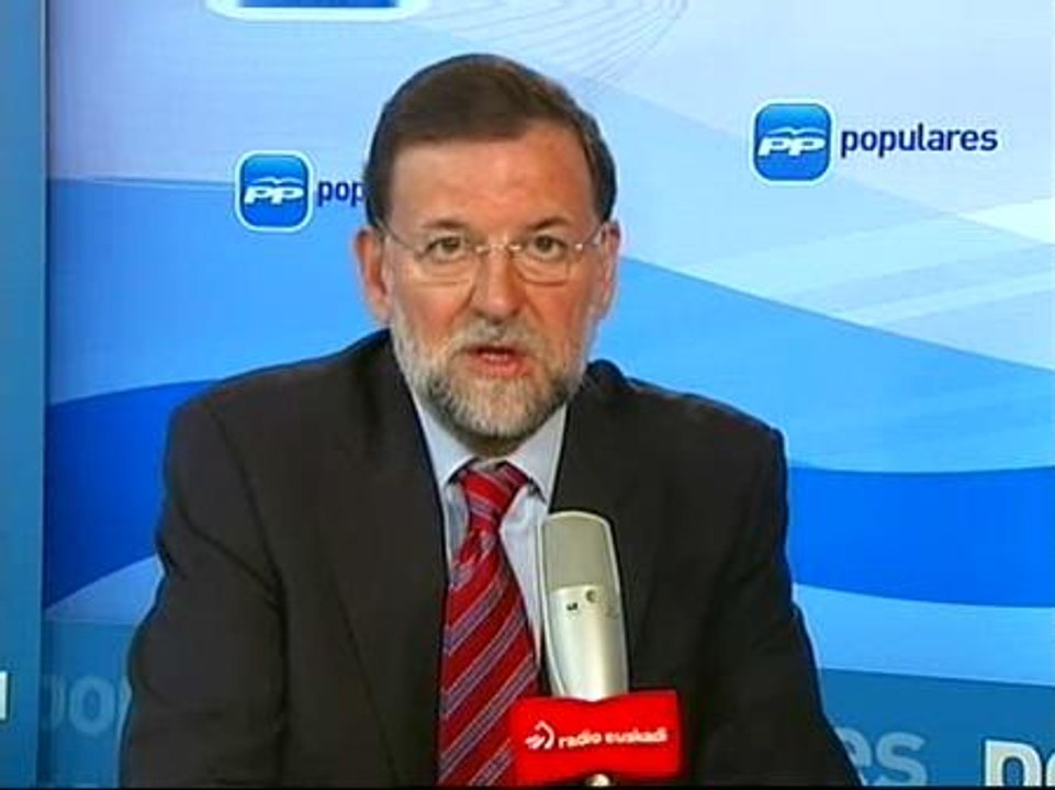 Rajoy le dice a Zapatero que no es tiempo de "hacernos fotografías" sino de "coger el toro por los cuernos"