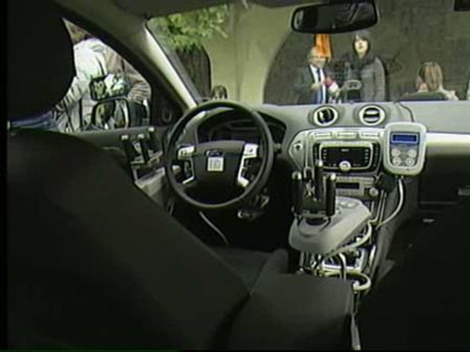 Una autoescuela de Basauri adapta un coche para que conduzcan alumnos con graves parálisis