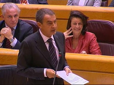 Zapatero bromea diciéndole al PP que todo el sistema financiero internacional espera sus propuestas