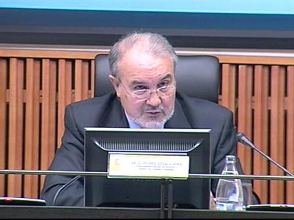 Solbes: "Los ahorros de los españoles no corren ningún peligro en ninguna de las entidades"