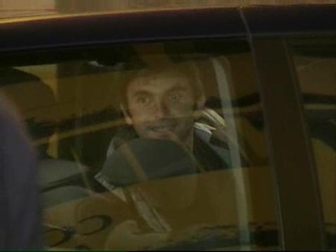 Concluye el registro policial de la sede de Batasuna en Francia en presencia de Xabi Larralde