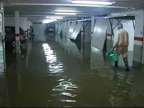 Bomberos y vecinos achican agua en Sueca