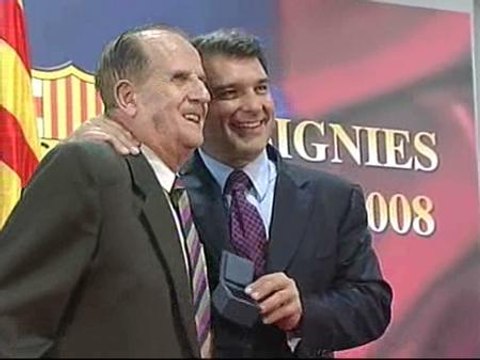 Laporta entrega las insignias de oro a los que este 2008 hace 50 años que son socios