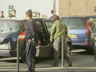 La policía registra la sede de Batasuna en Baiona