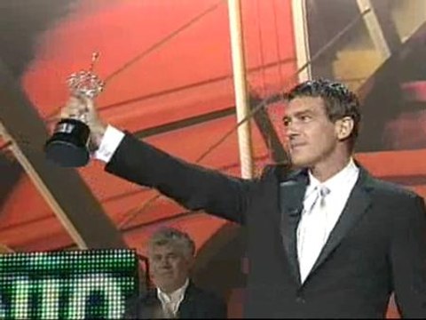 Banderas recibe el premio Donostia de manos de Almodóvar