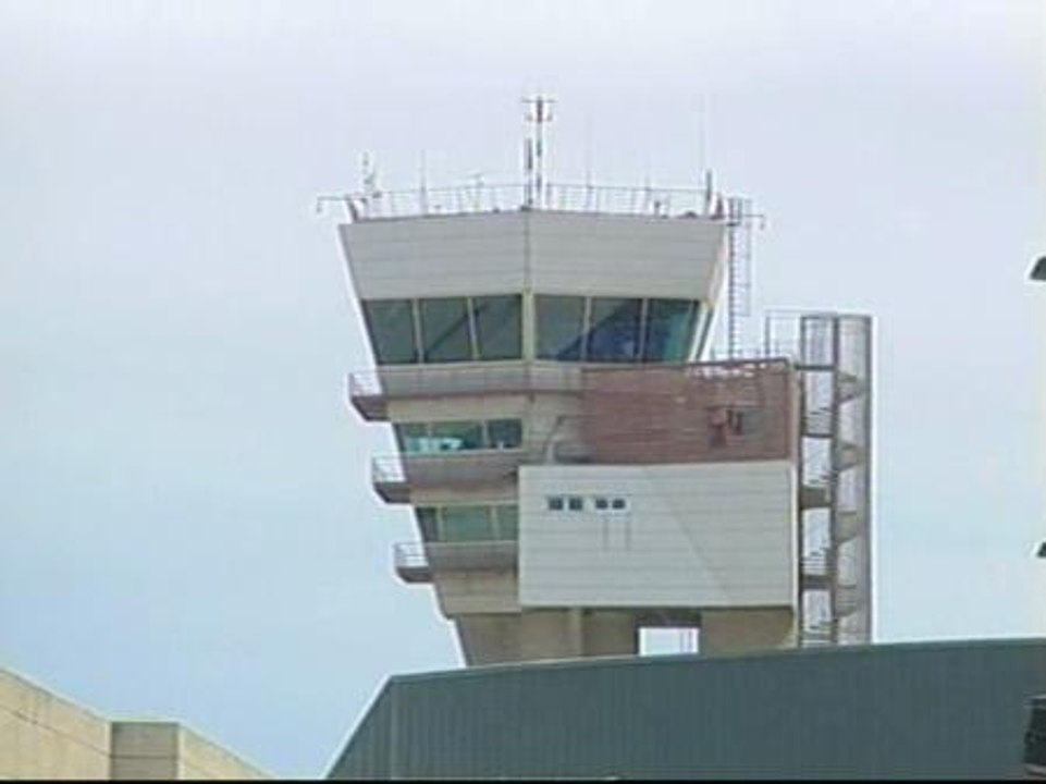 Diez guardias civiles detenidos por cobrar dinero a extranjeros por los trámites aduaneros