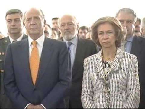 Los Reyes guardan en Navarra un minuto de silencio en memoria del militar asesinado
