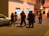 Un centenar de policías vigila Roquetas de Mar durante la noche