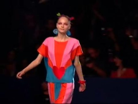 Color y formas imposibles en el desfile de Agatha Ruiz de la Prada