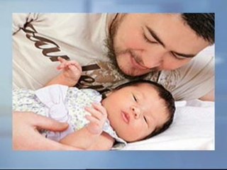 El transexual masculino que dio a luz presenta a su hija