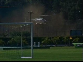 Robinho llega en helicóptero al entrenamiento con Brasil
