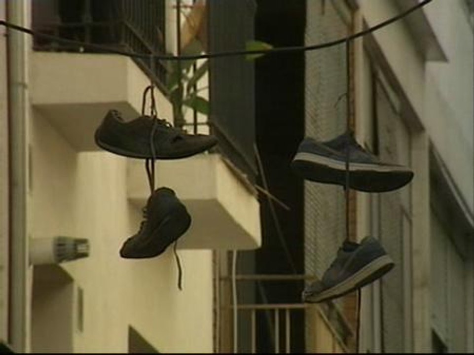 La última moda urbana: colgar las zapatillas