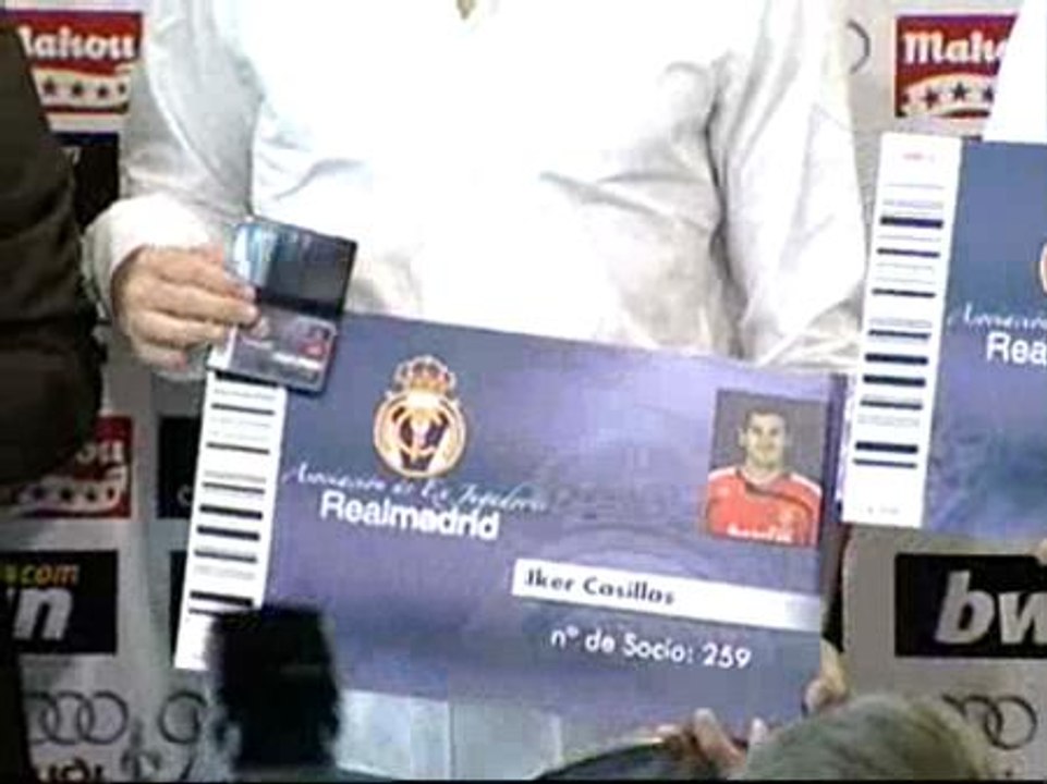 Los capitanes del Real Madrid reciben el carnet de la asociación de veteranos