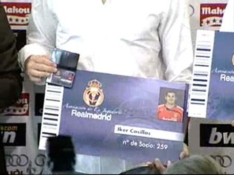 Los capitanes del Real Madrid reciben el carnet de la asociación de veteranos