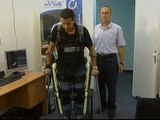 Un dispositivo permite caminar a los que sufren parálisis en las piernas