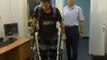 Un dispositivo permite caminar a los que sufren parálisis en las piernas