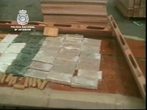 Localizan en el puerto de Valencia 318 kilos de cocaína camuflada en muebles rústicos