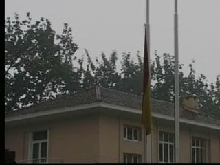 Download Video: La bandera española ondea a media asta en la embajada de Pekín