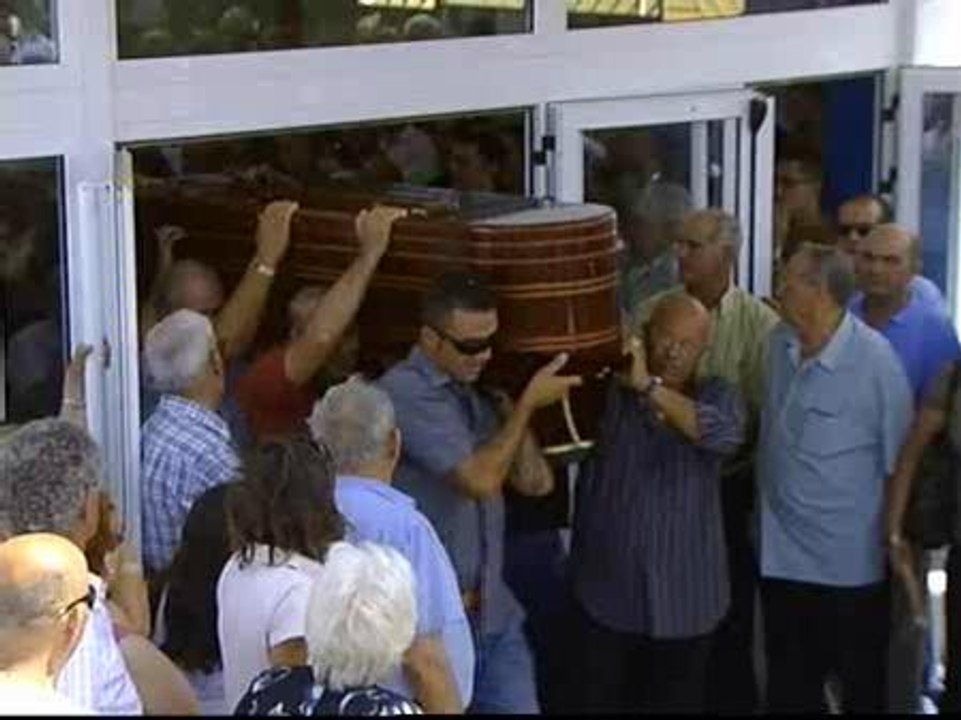 Vecindario despide a Marcos, uno de los fallecidos en Barajas