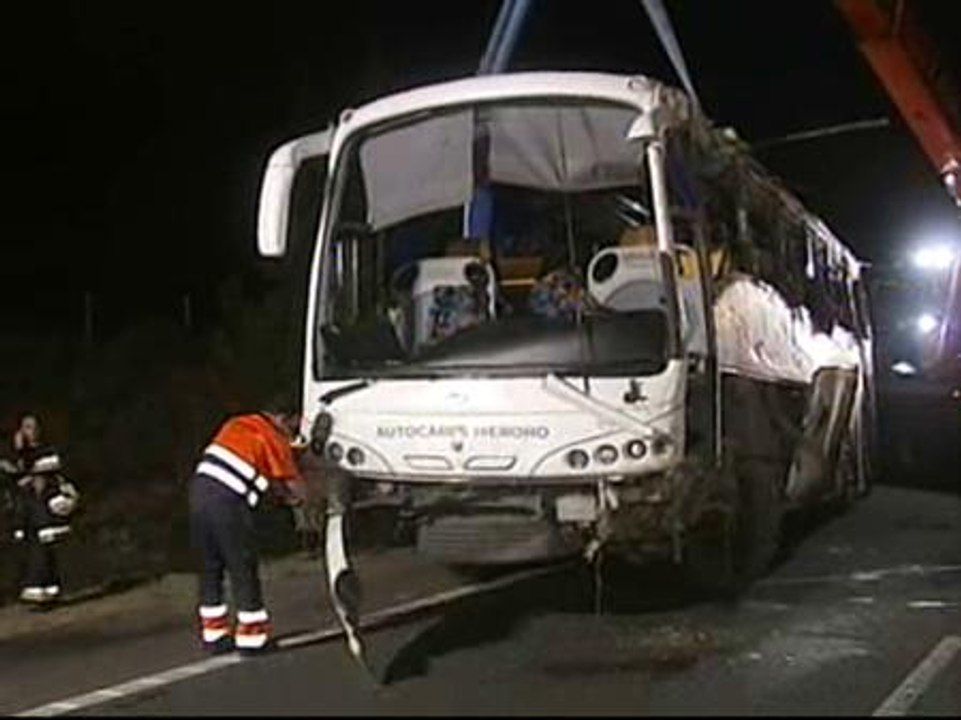 Ocho muertos y 45 heridos en un grave accidente de autobús
