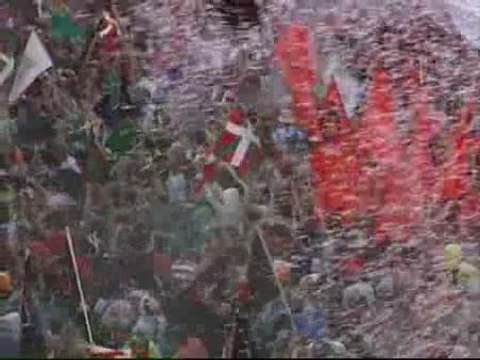 Miles de personas celebran con el chupinazo el inicio de la Semana Grande de Bilbao