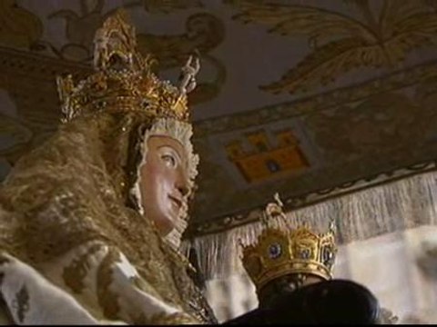 Miles de sevillanos acuden a la procesión de la Virgen de los Reyes