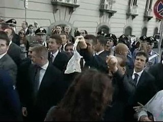 Berlusconi da ejemplo y empuña una escoba en las calles de Napoles