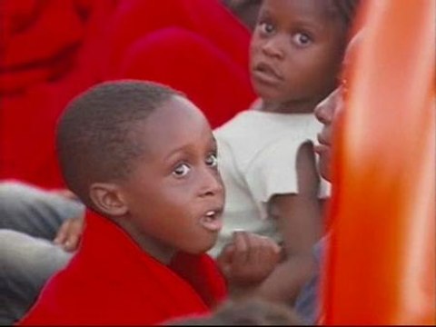 Rescatados 77 inmigrantes de una patera a la deriva en el Mar de Alborán