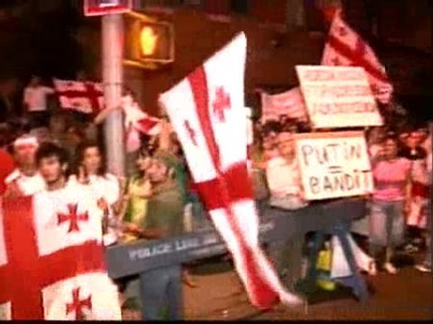 Cientos de manifestantes protestan ante la sede de Naciones Unidas en apoyo a Georgia