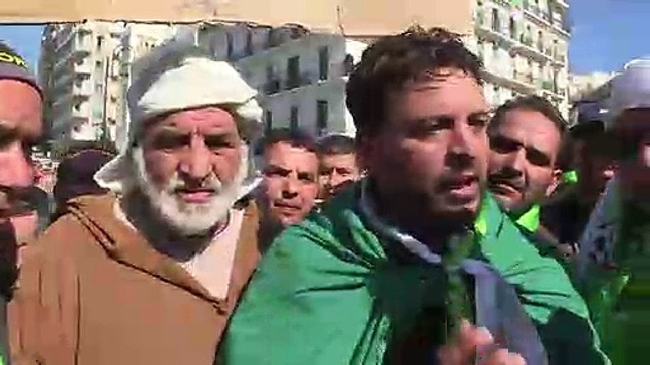 تظاهرات حاشدة في الجزائر بعد دعوات مقربين من الرئيس لرحيل بوتفليقة