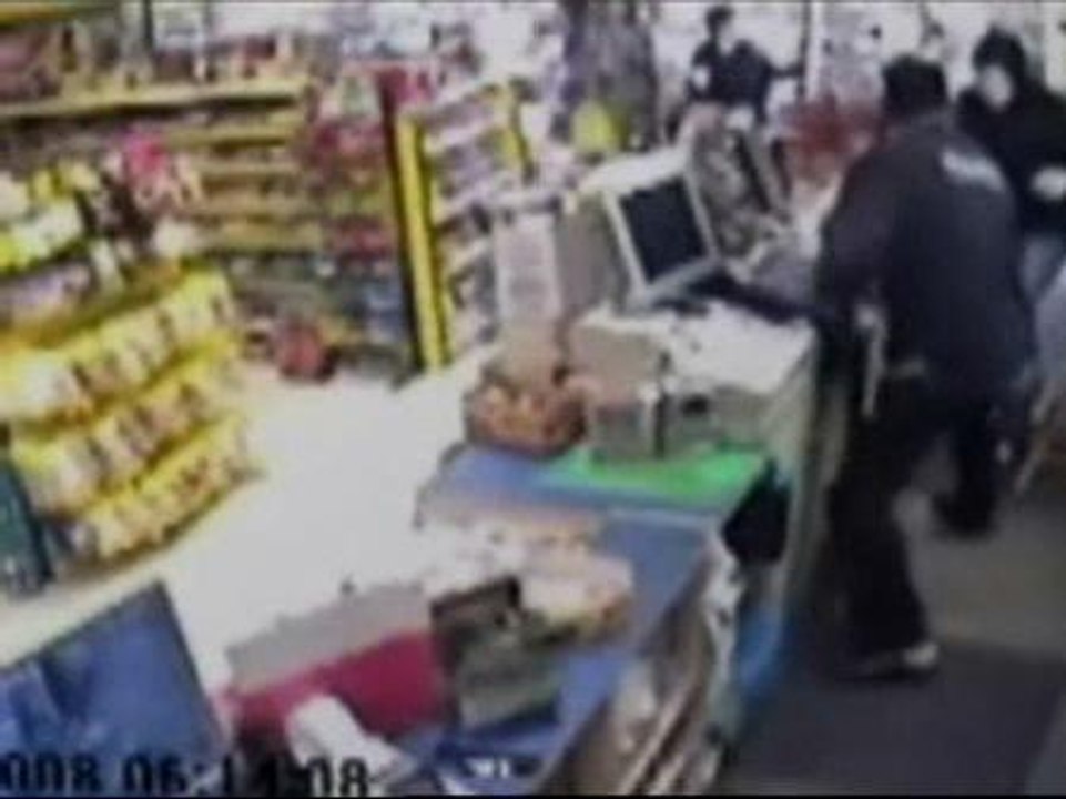 Una mujer a escobazos con dos atracadores