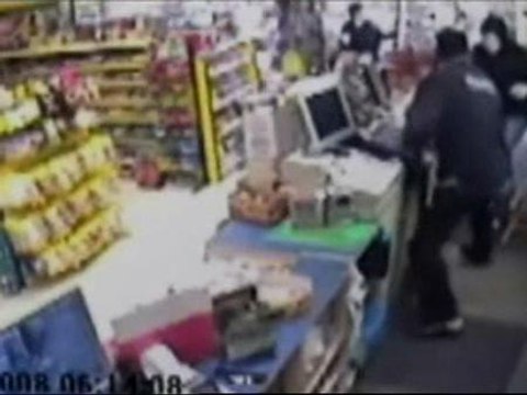 Una mujer a escobazos con dos atracadores