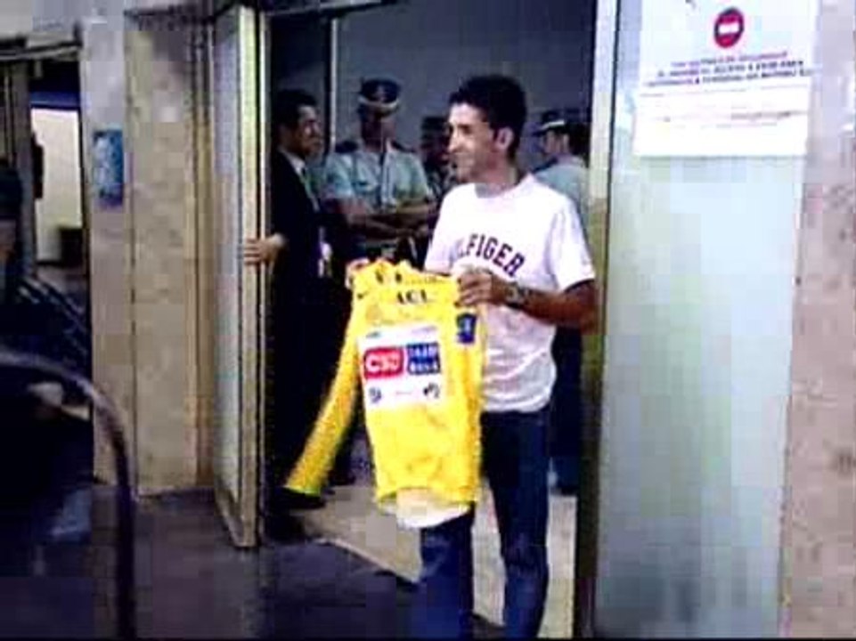 Carlos Sastre llega al aeropuerto de Barajas