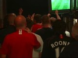 Los aficionados del Manchester disfrutan del partido en los bares de Barcelona