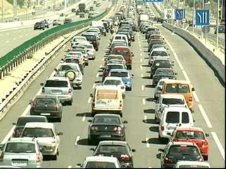 Скачать видео: Retenciones en las carreteras en el Puente de Santiago