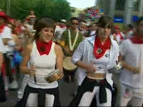 El alcohol y la diversión inundan las calles de Pamplona