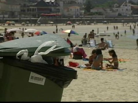 La huelga del servicio de limpieza obliga a los vecinos de Nigrán a vivir entre basura